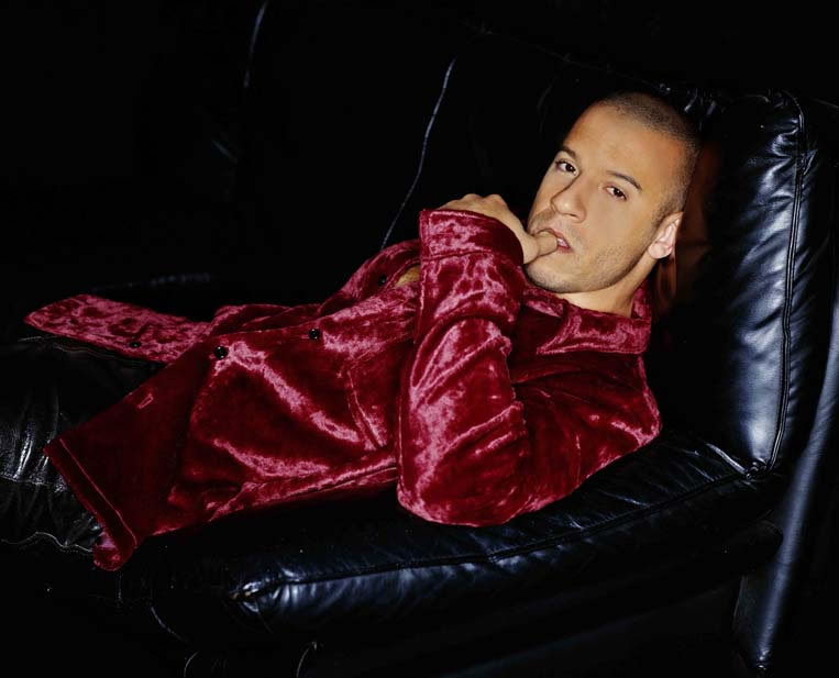 redshirtblacksofa.jpg